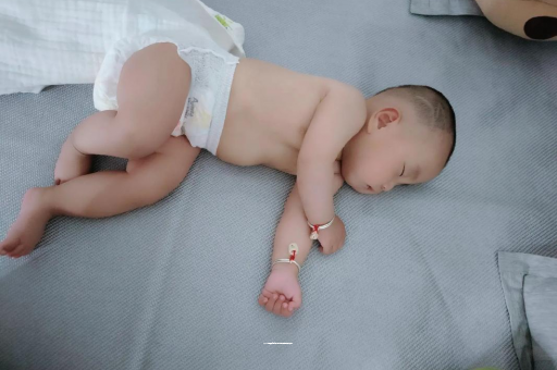 兴安盟两个月宝宝肚子胀气